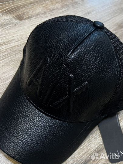 Фирменная кожаная кепка Armani Exchange