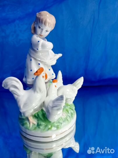 Статуэтка девочка кормит кур