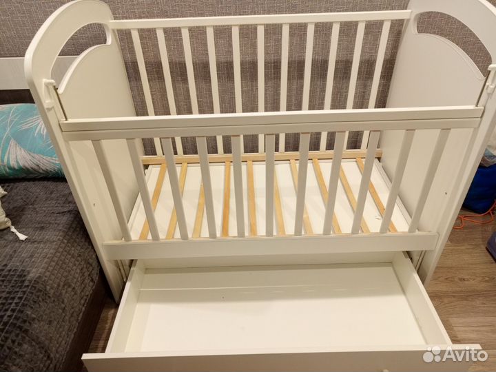 Детская кроватка с маятником