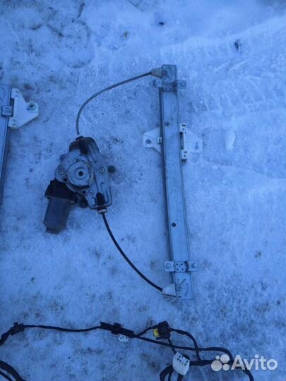 Стеклоподьемник задний электрический солярис