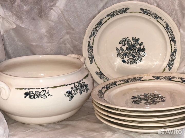 Супница и миска и суповые тарелки