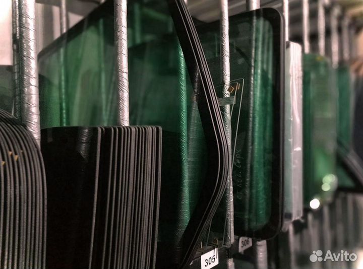 Стекло правое кузовное заднее на Hitachi EX200-5