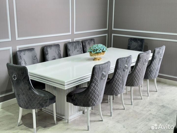 Стол и стулья в гостиную. В наличии