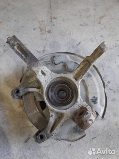 Передний правый кулак Nissan March, Micra K11