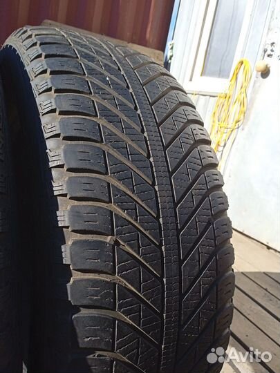 Goodyear Vector 4Seasons 235/65 R17