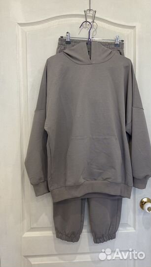 Женский спортивный костюм