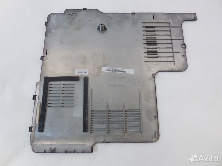 Крышка нижнего отсека ноутбука