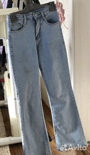 Джинсы клеш от колена женские