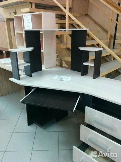 Компьютерный стол угловой с ящиками