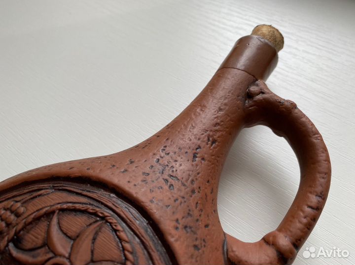 Глиняный кувшин для вина