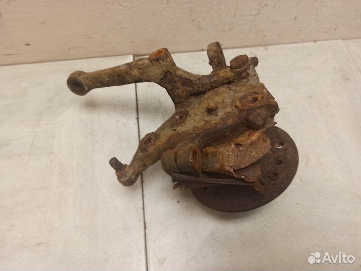 Кулак передний левый