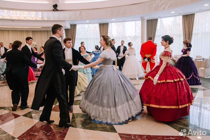 Фраки, платья для бальных танцев и т.д