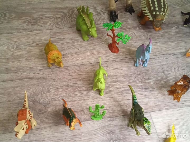 Коллекция игрушек динозавров