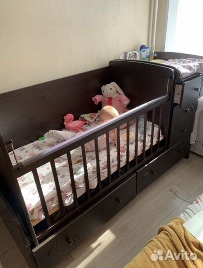 Кроватка с пеленальным столиком