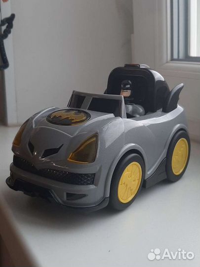 Фигурка бэтмен и бэтмен мобиль