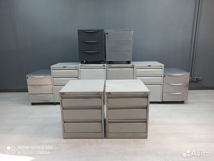 Тумба на колесиках металлическая