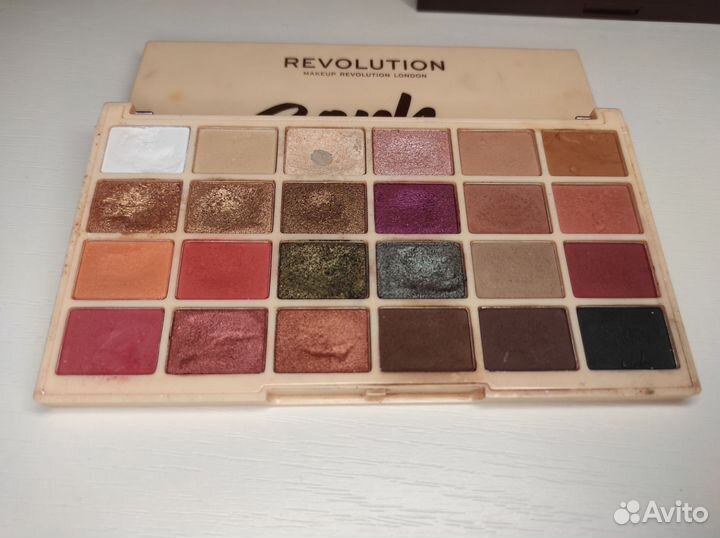 Все палетки Make up Revolution, Vivienne Sabo