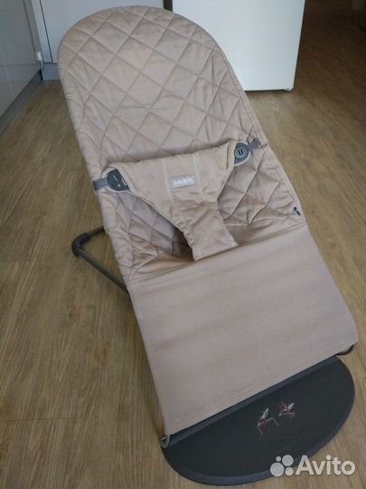 Кресло-шезлонг детское Baby Bjorn 0+ (с игрушкой)