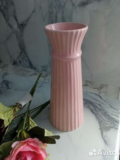 Ваза с искусственными цветами