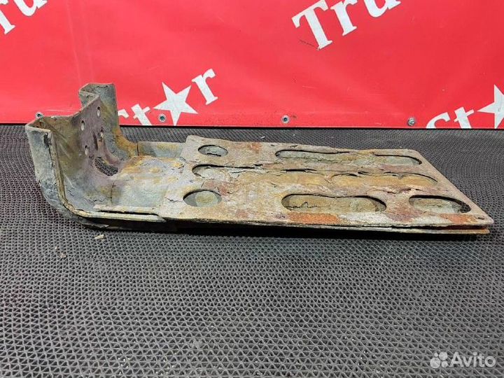 Кронштейн крыла переднего