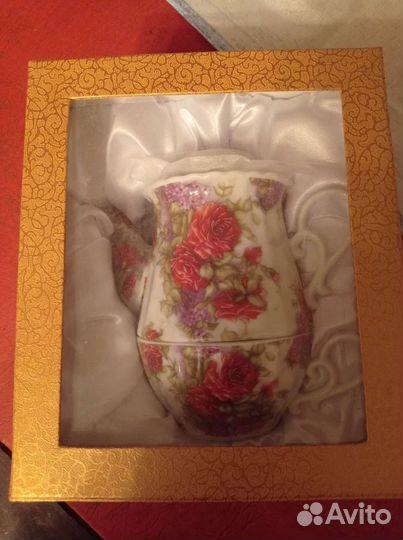 Чайник, чашка и блюдце