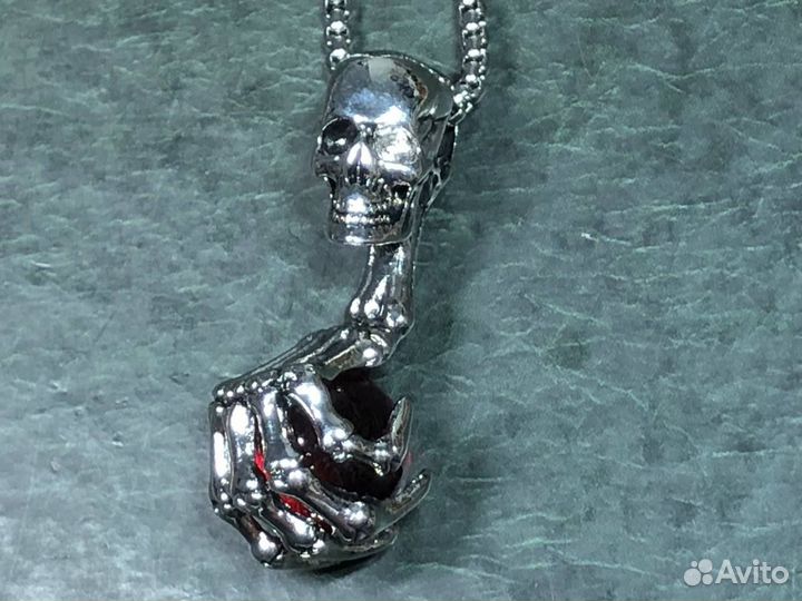 Кулон в виде черепа и руки с шаром