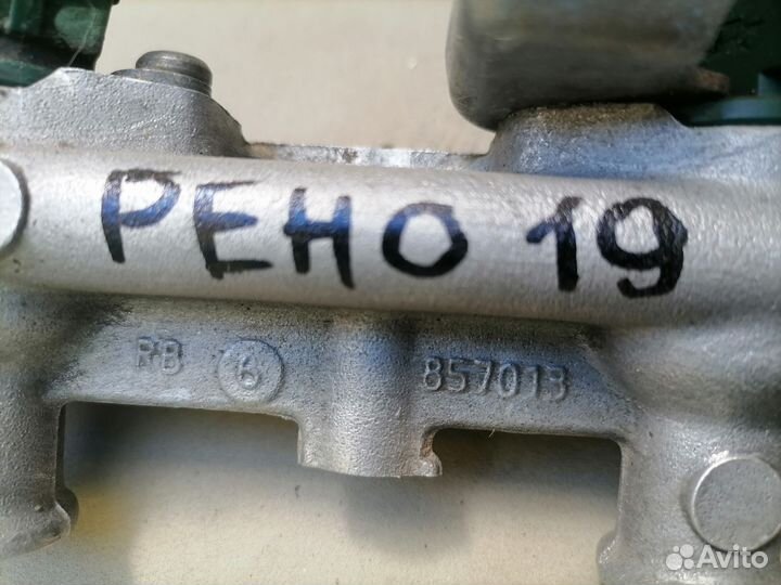 Топливная рампа Renault 19 1989 в сборе с форсунк