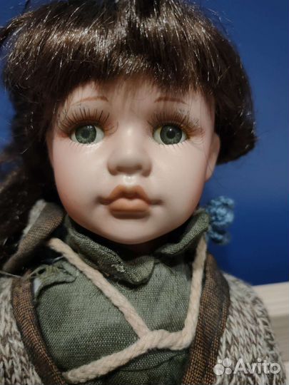 Кукла фарфоровая