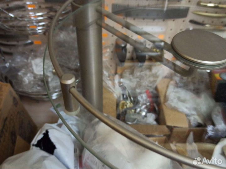 Полка боковая стеклянная с рейтингом на барную сто