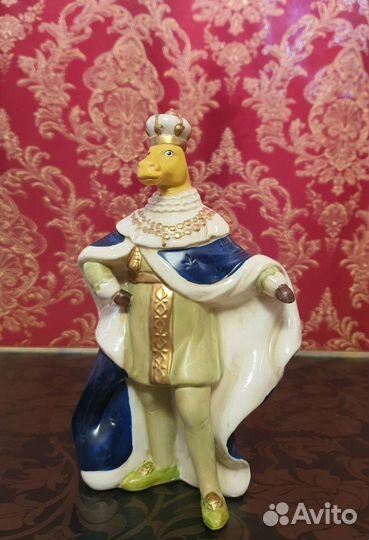 Статуэтка фарфоровая