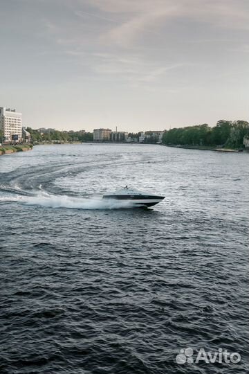 Аренда катера с тентом и отоплен, развод мостов