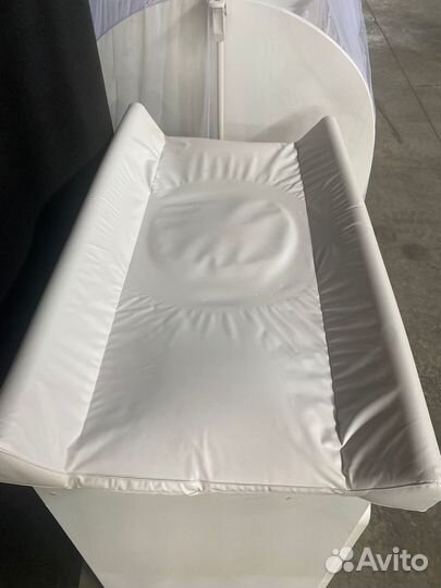 Детская кроватка и пеленальный столик-комод