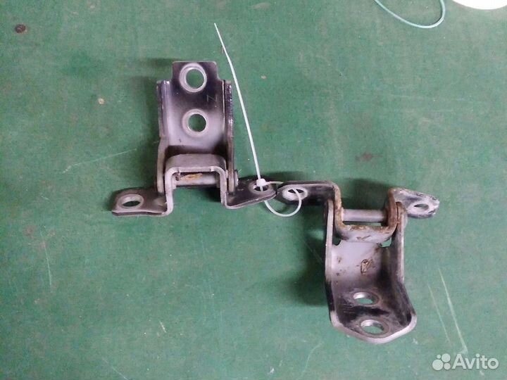 Петля передней левой двери Mazda 6