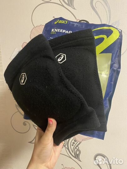 Наколениики asics