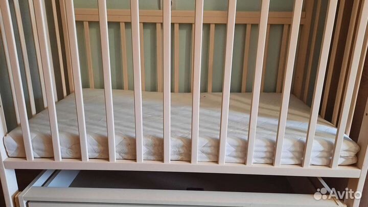 Детская кроватка с маятником
