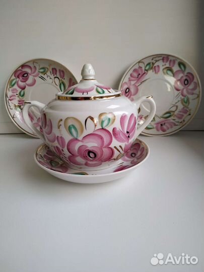 Сахарница и блюдца