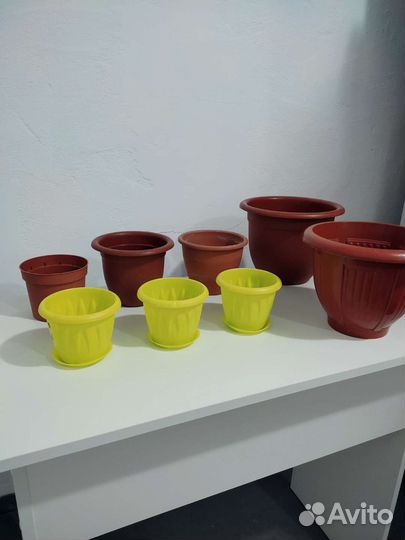 Восемь горшков для цветов, растений