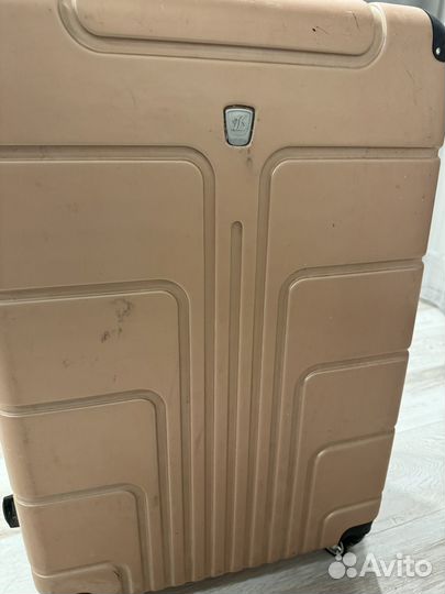 Чемодан на колесах размер m