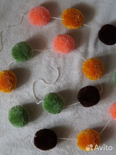 Гирлянда из помпонов для детской комнаты