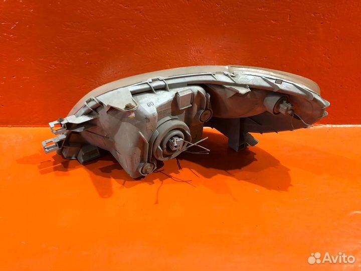 Фара передняя правая toyota platz