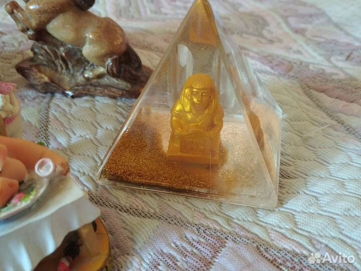 Сувениры статуэтки