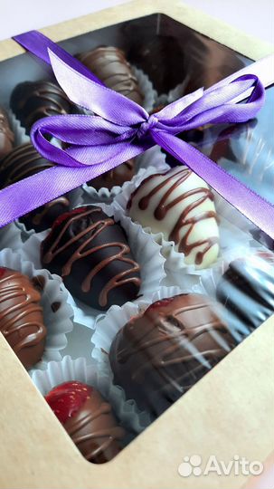 Клубника в шоколаде голубика фрукты орехи малина