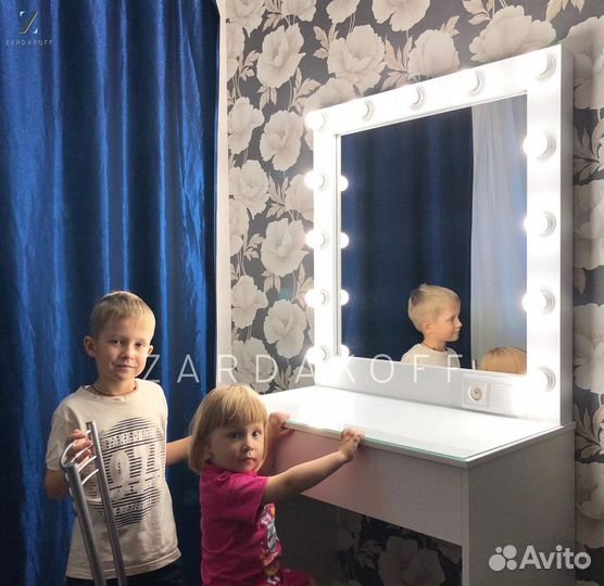 Гримерный стол и гримерное зеркало с подсветкой