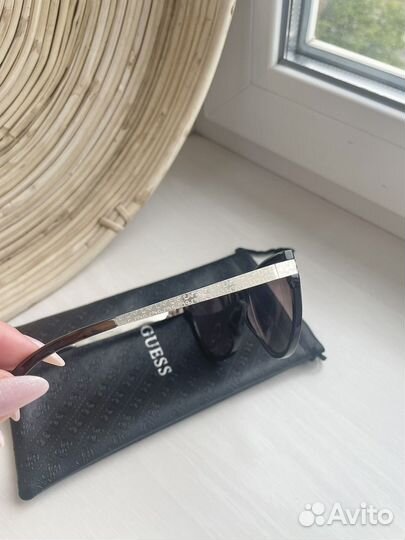 Солнцезащитные очки Guess разные
