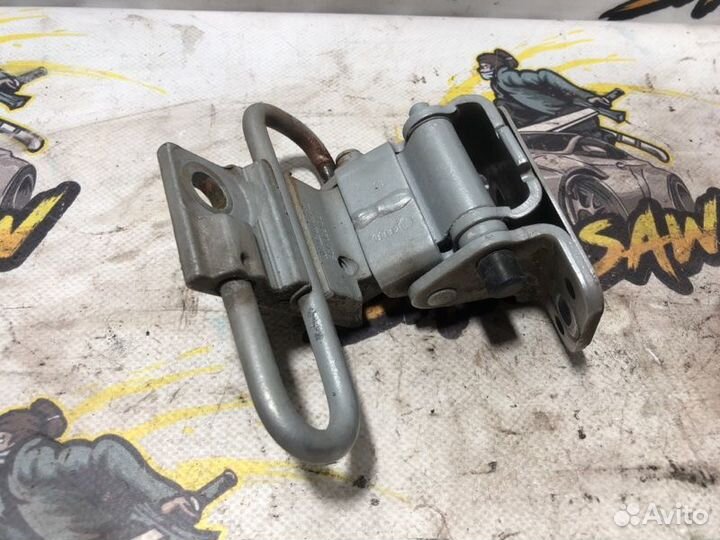 Петля двери передняя правая Audi A6 C5 APR 2000