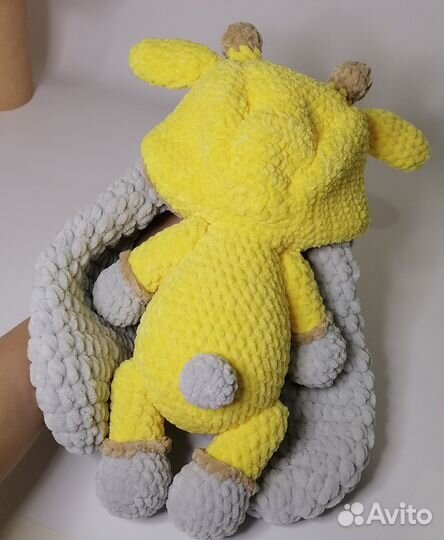 Зайка с длинными ушами в комбинезоне