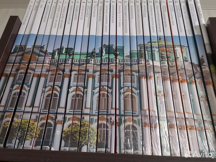 Книги и картины в рамке