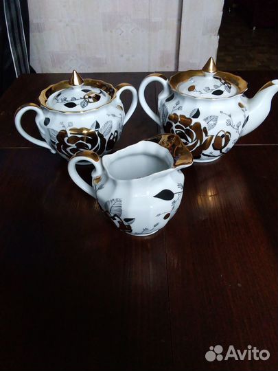 Фарфоровый чайник заварочный+сливочница.ссср