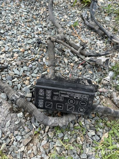 Блок предохранителей подкапотный cruiser 80