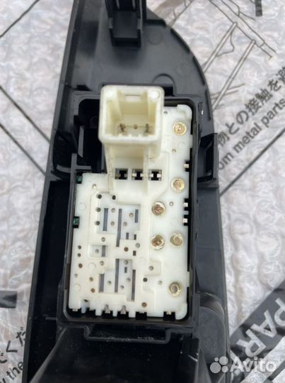 Toyota Land Cruiser 200 Кнопка стеклоподъемника